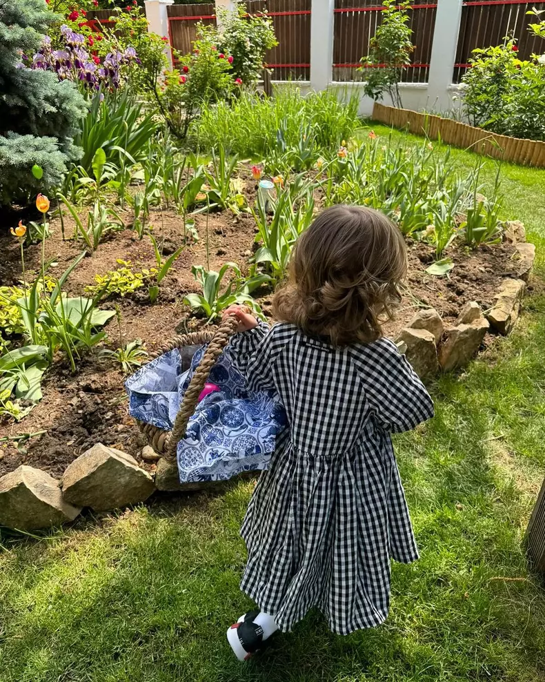 Josephine, fiica lui Smiley și a Ginei Pistol