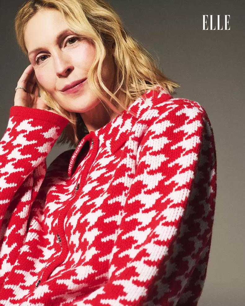 Kelly poartă jachetă „Houndstooth“ din colecția Ami Amalia runway S/S25.