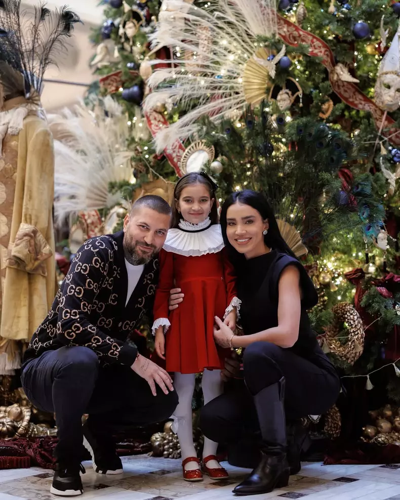 Adelina Pestrițu și familia ei