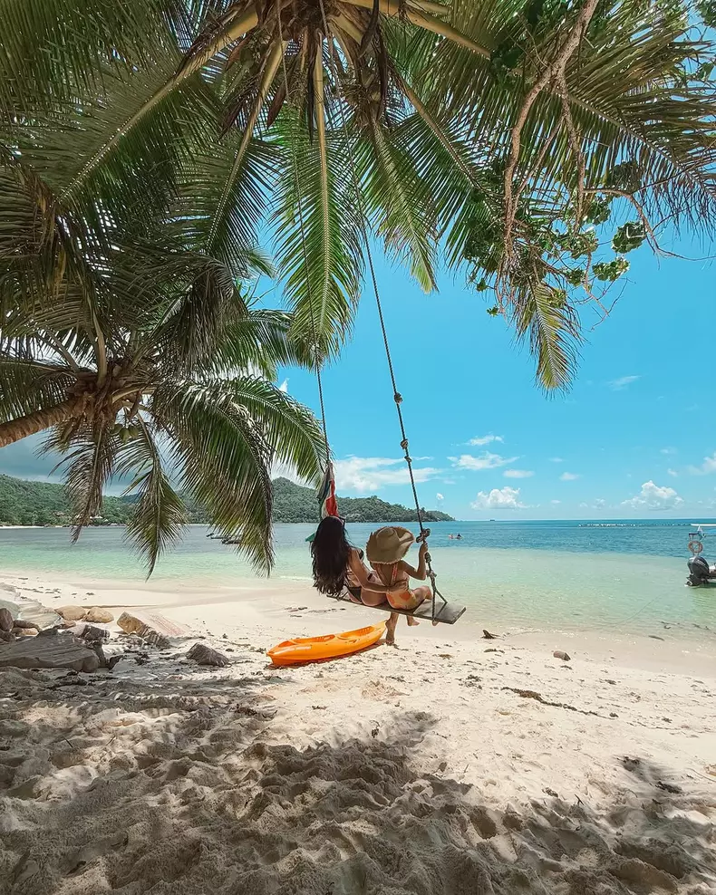 2. Ioana Grama și fiica ei în Seychelles