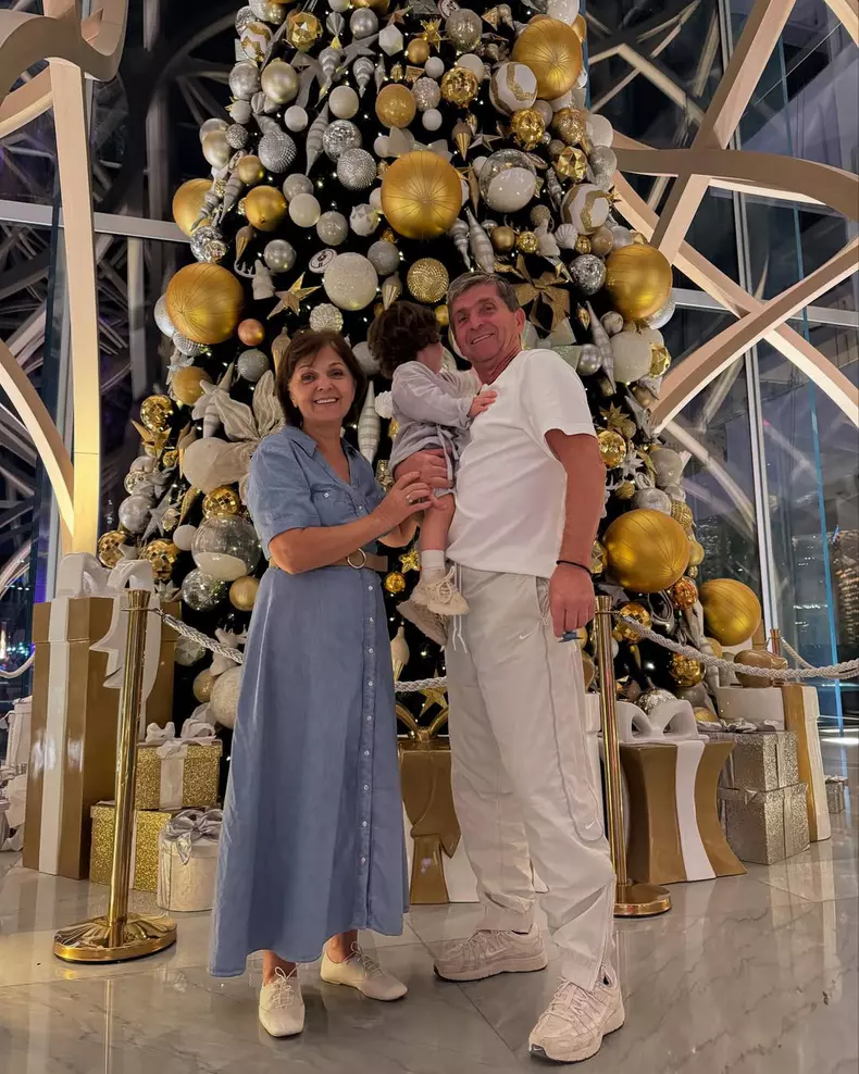 Părinții lui Theo Rose și nepotul lor