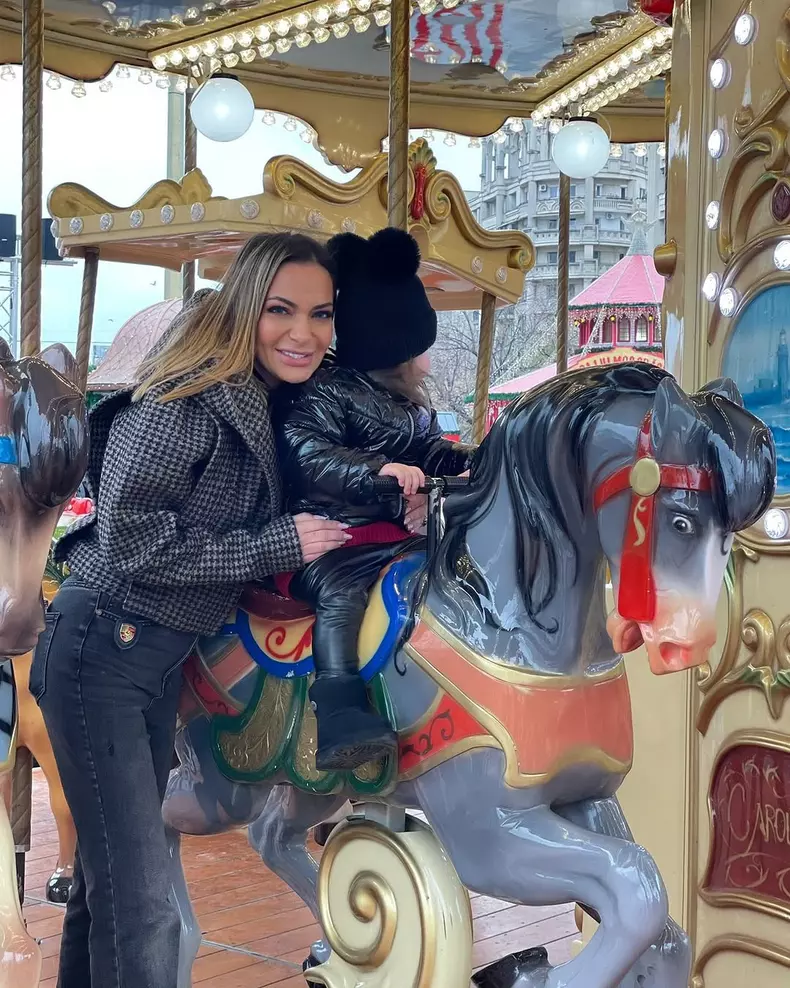 Andreea Antonescu și fiica ei, Venice