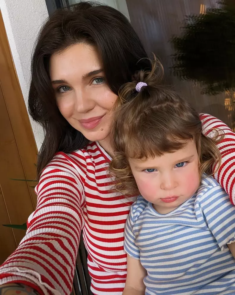9. Alice Cavaleru și fiica ei, Alegra