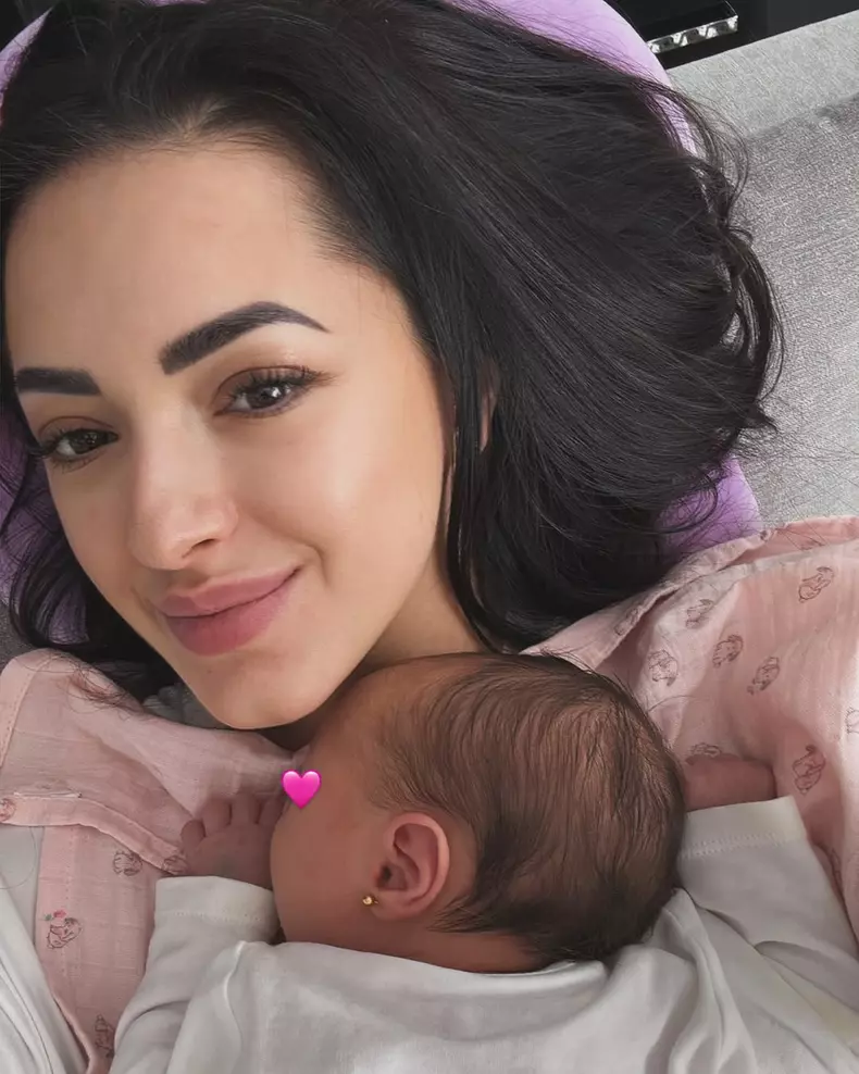 1. Larisa Iordache și fetița ei