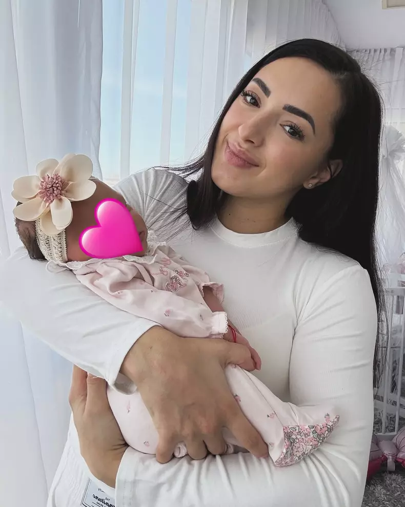 Larisa Iordache și fetița ei