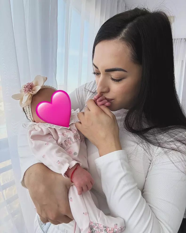 Larisa Iordache și fetița ei
