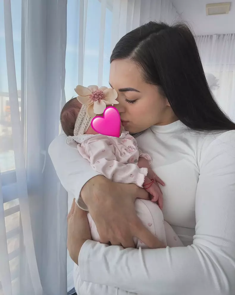 Larisa Iordache și fetița ei