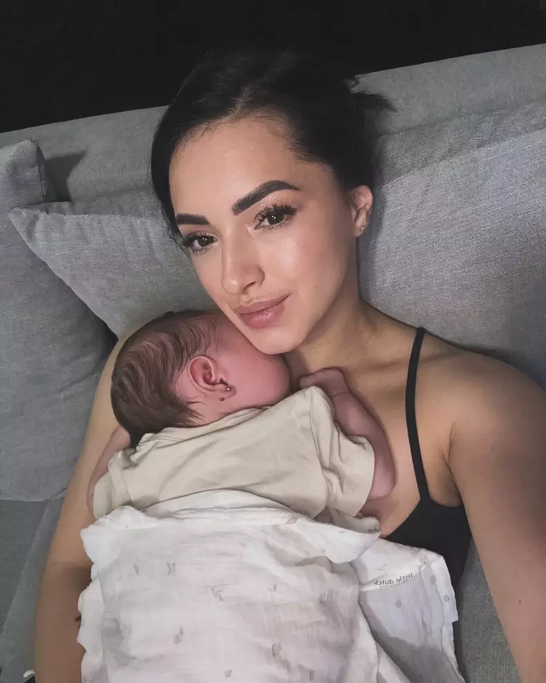 6. Larisa Iordache și fetița ei