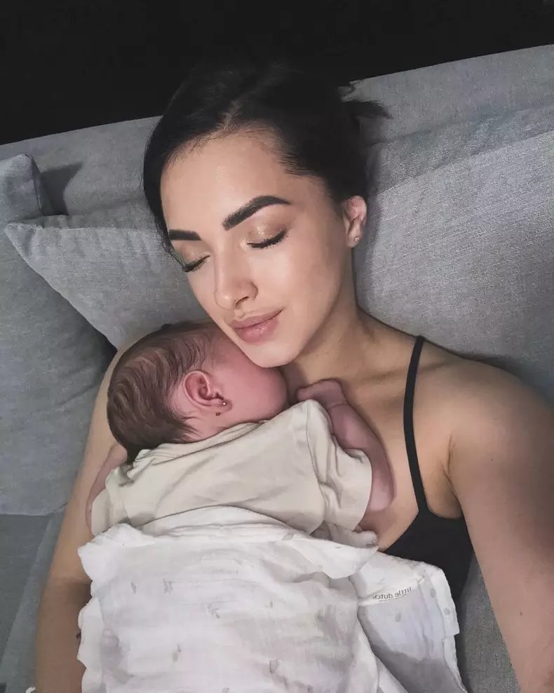 7. Larisa Iordache și fetița ei