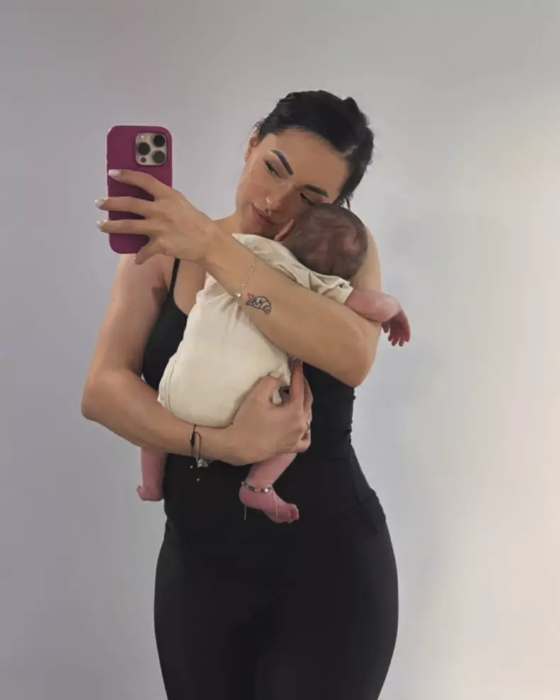 9. Larisa Iordache și fetița ei