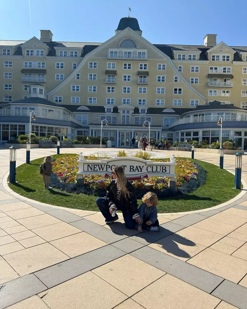 2. Flavia Mihășan la Disneyland cu cei doi copii