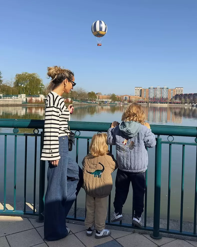 3. Flavia Mihășan la Disneyland cu cei doi copii