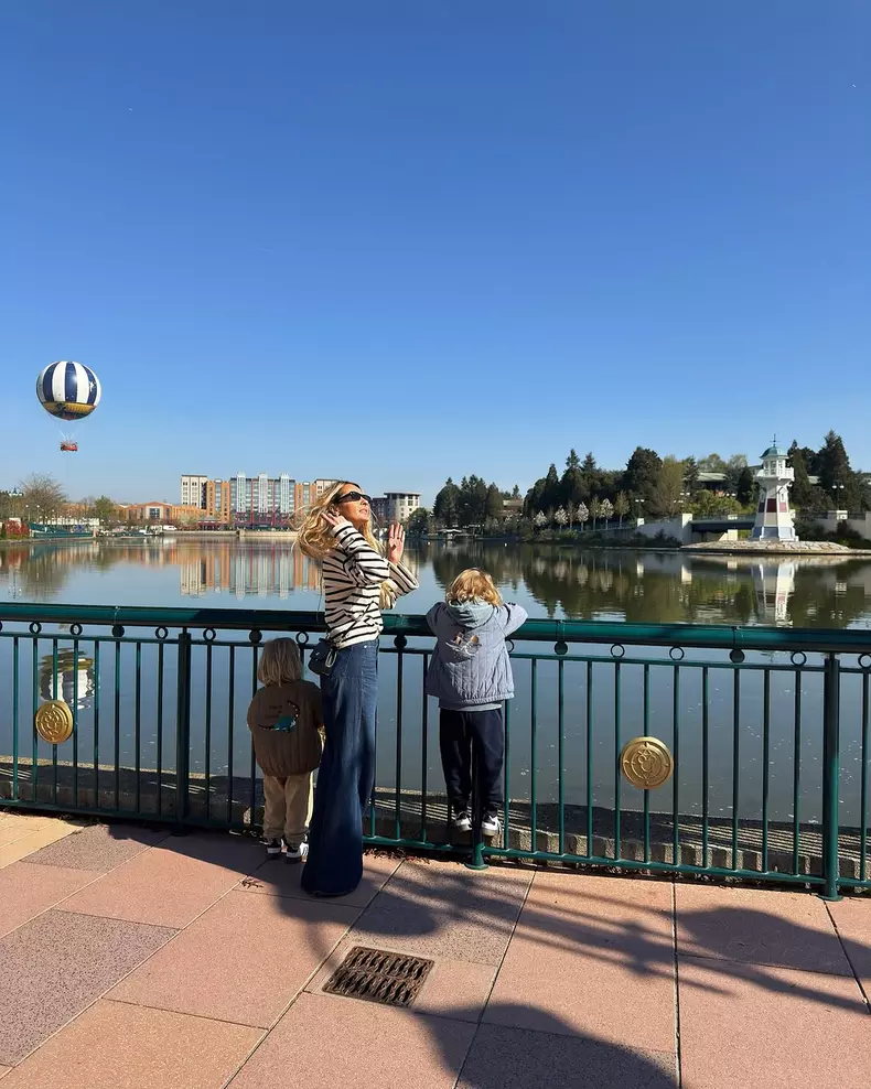 4. Flavia Mihășan la Disneyland cu cei doi copii