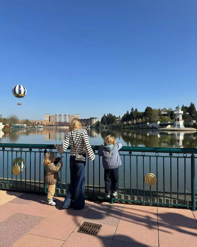 5. Flavia Mihășan la Disneyland cu cei doi copii