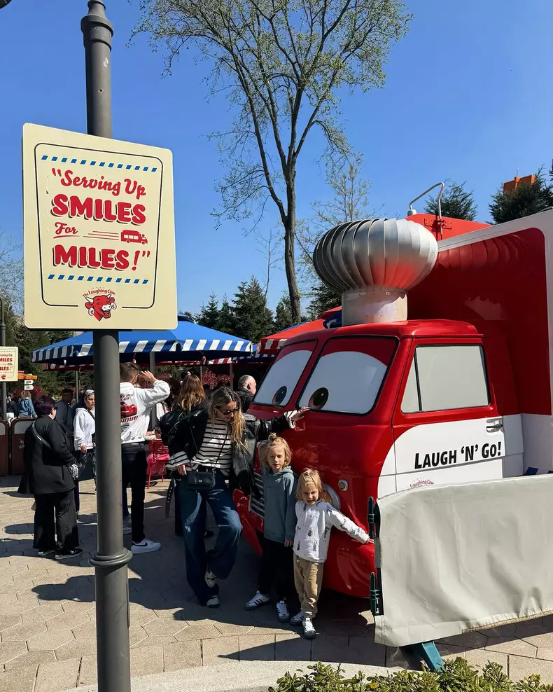 6. Flavia Mihășan la Disneyland cu cei doi copii