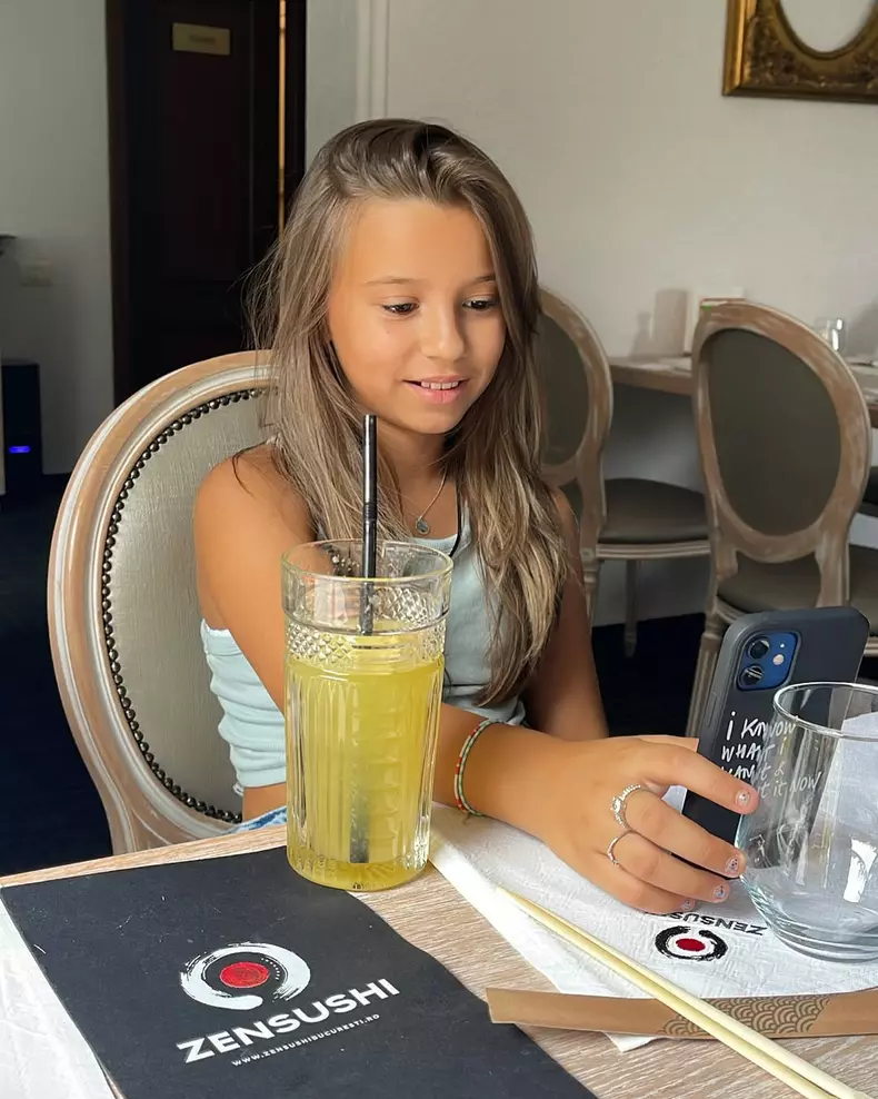 Giulia Anghelescu și fiica ei, Antonia (9)