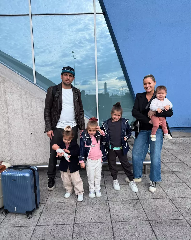 4. Laura Cosoi și familia