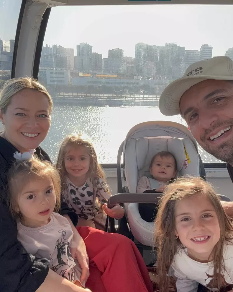 5. Laura Cosoi și familia