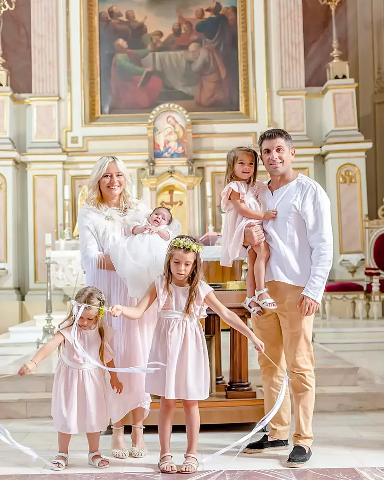 9. Laura Cosoi și familia