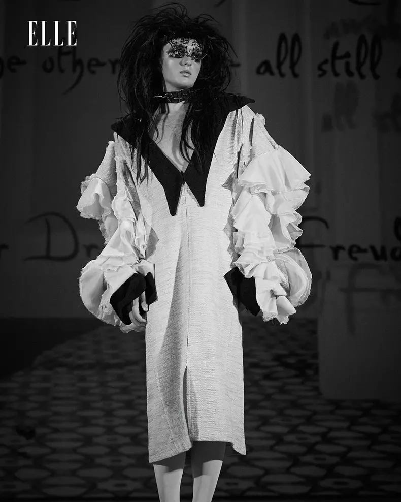 Ținuta: Gabriela-Valerica Foca. Model: Andrei-Victor Pantiș.