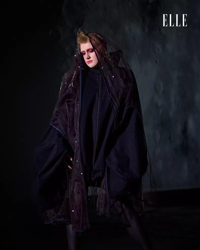 Ținuta: Borbély Sarolta. Model: Ioana Dodoloi.