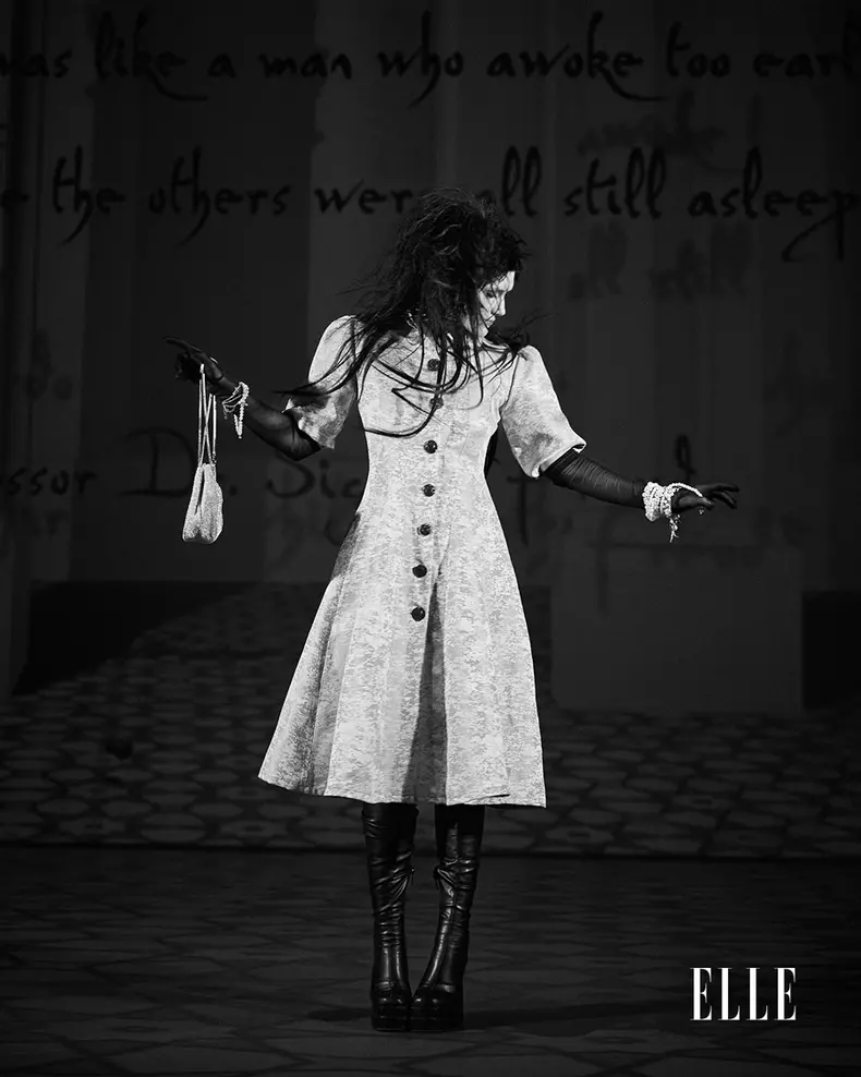 Ținuta: Cristiana Filipoiu. Model: Ioana Dodoloi.