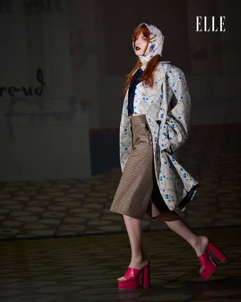 Ținuta: Antonia Stoica. Model: Desi Botineșteanu.