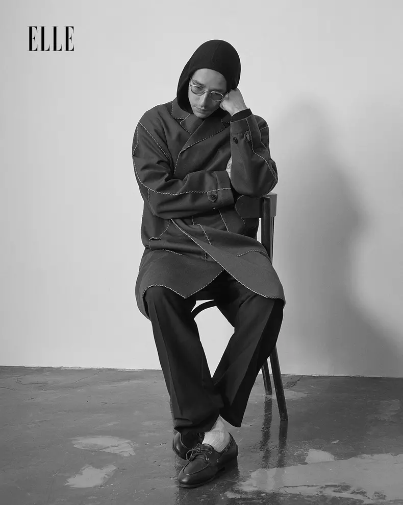 Christian Tudose - Categoria BEST PHOTOGRAPHER (poartă hanorac Jil Sander, pantaloni Maison Margiela, palton Max Thomas Sanderson, pantofi Bally.