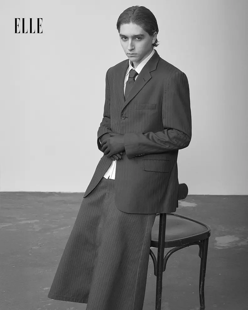 NOUA UNSPE - Categoria RISING STAR (poartă sacou Giorgio Armani, pantofi Maison Margiela)