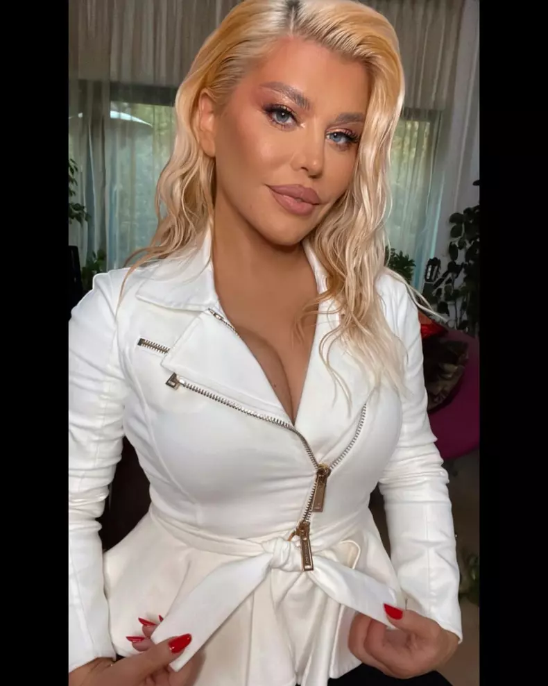 Cum-arata-Loredana-Groza-nemachiata-la-51-de-ani-7