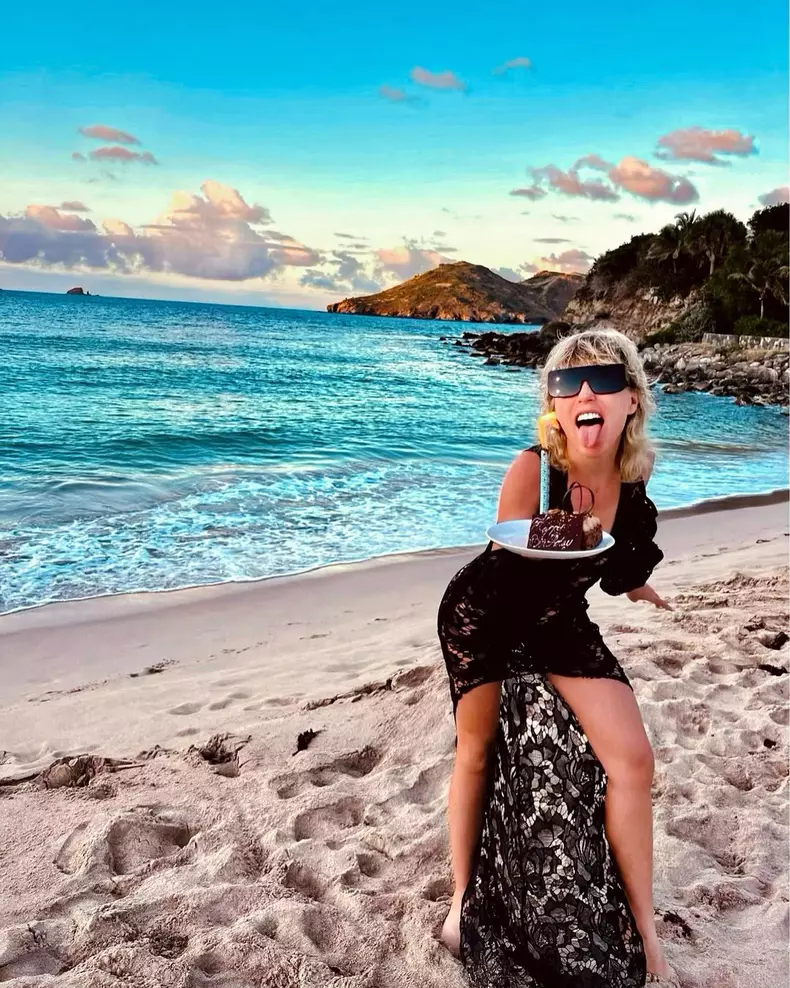 Corina-Bud-a-pozat-nud-la-42-de-ani-si-a-postat-imaginea-online.-Cum-au-reactionat-fanii-13