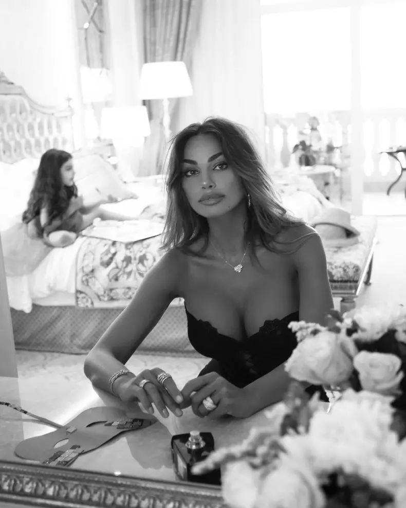 Imagini-rare-cu-Madalina-Ghenea-alaturi-de-fiica-si-de-mama-ei.-Destinatia-de-lux-unde-s-au-relaxat-20