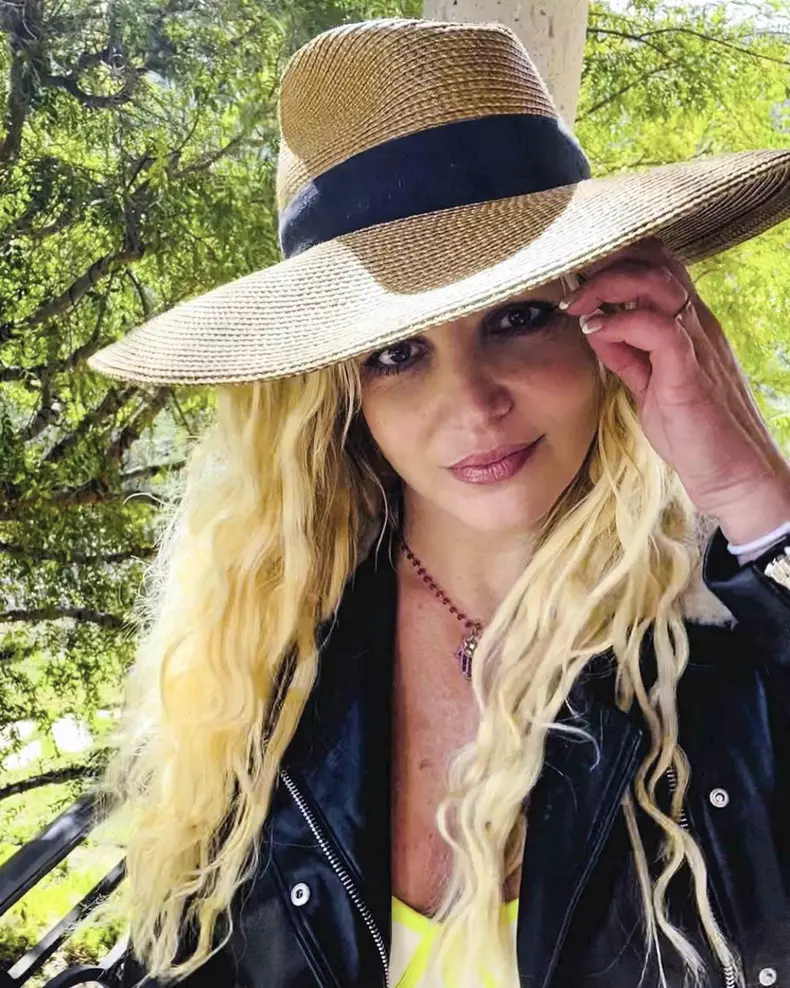 Britney Spears a pozat din nou nud