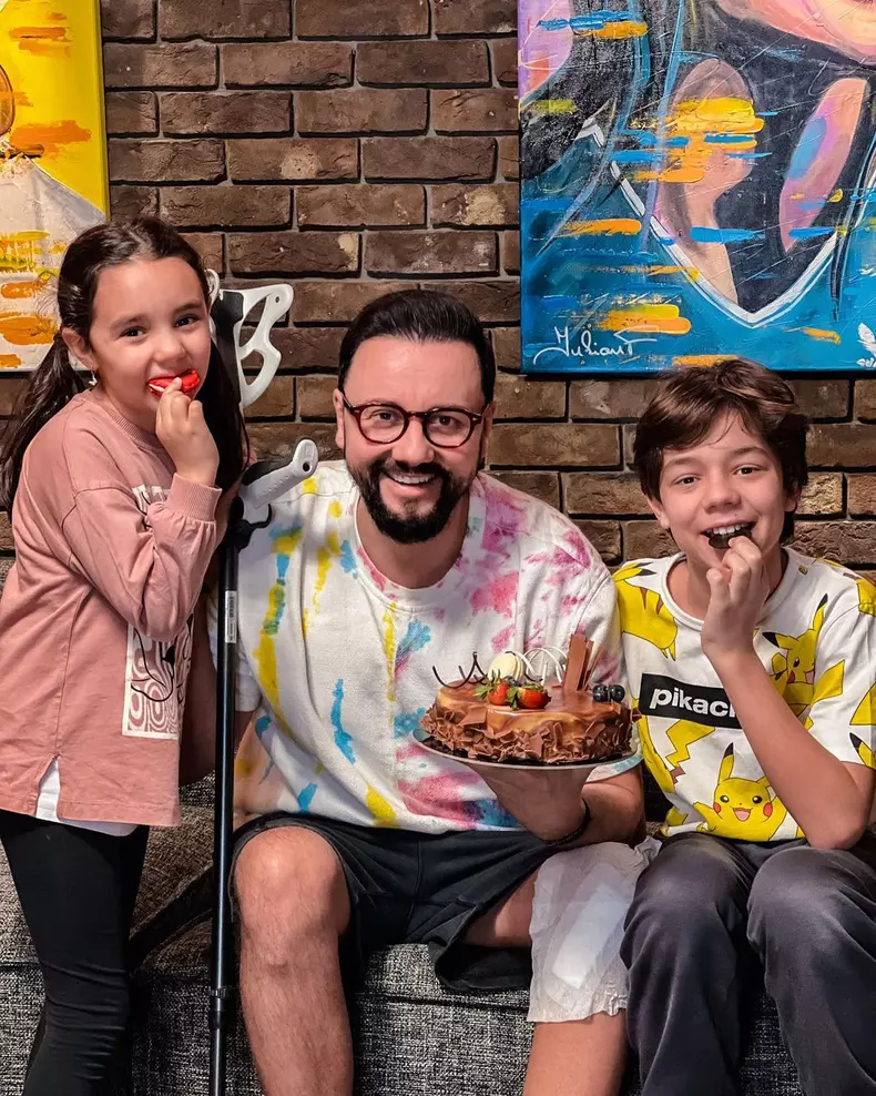 Cătălin Măruță a împlinit 45 de ani. Ședință foto alături de Andra și cei doi copii ai lor