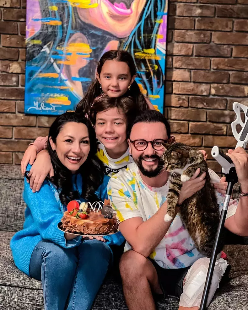Cătălin Măruță a împlinit 45 de ani. Ședință foto alături de Andra și cei doi copii ai lor