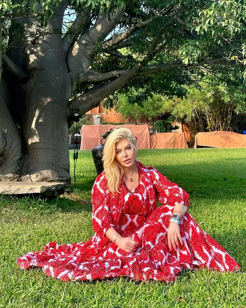 Loredana a plecat din țară împreună cu fiica sa. De ce și-a anulat toate concertele. „A renunțat”