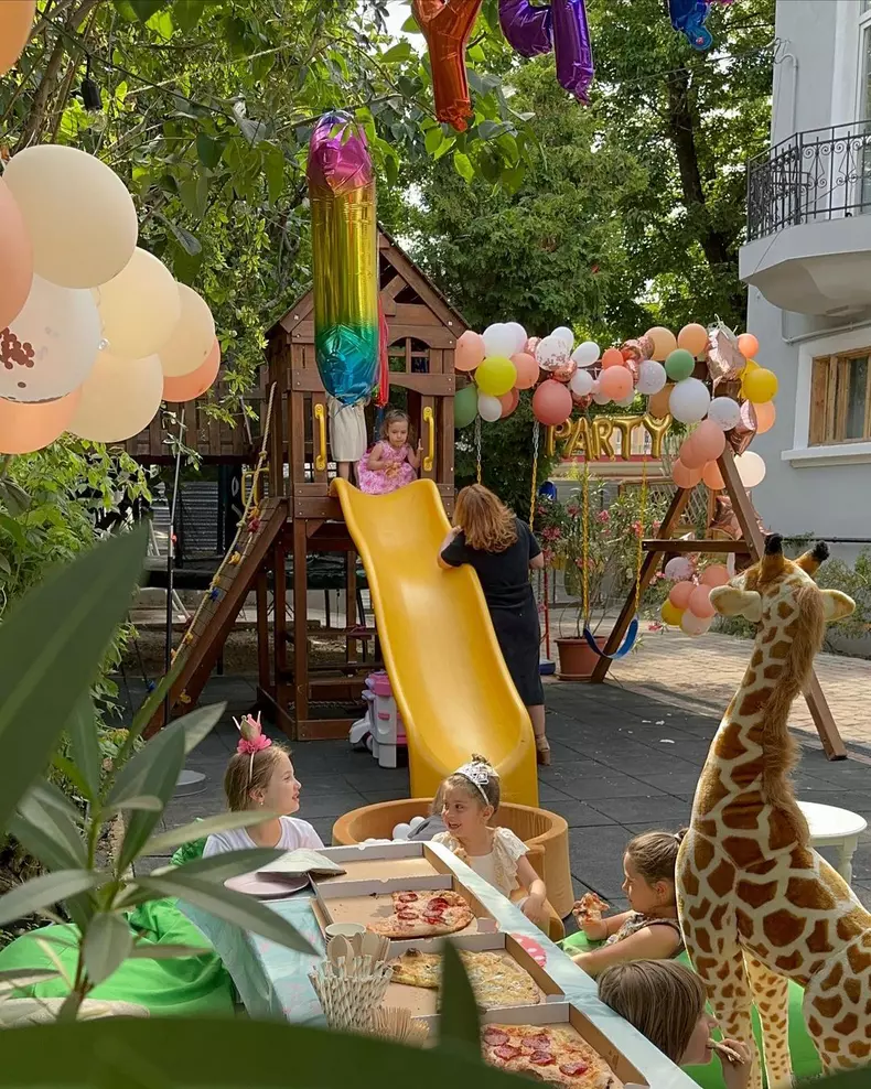 Laura Cosoi, petrecere în avans pentru fiica sa, Lara. Mezina familiei va împlini 1 an