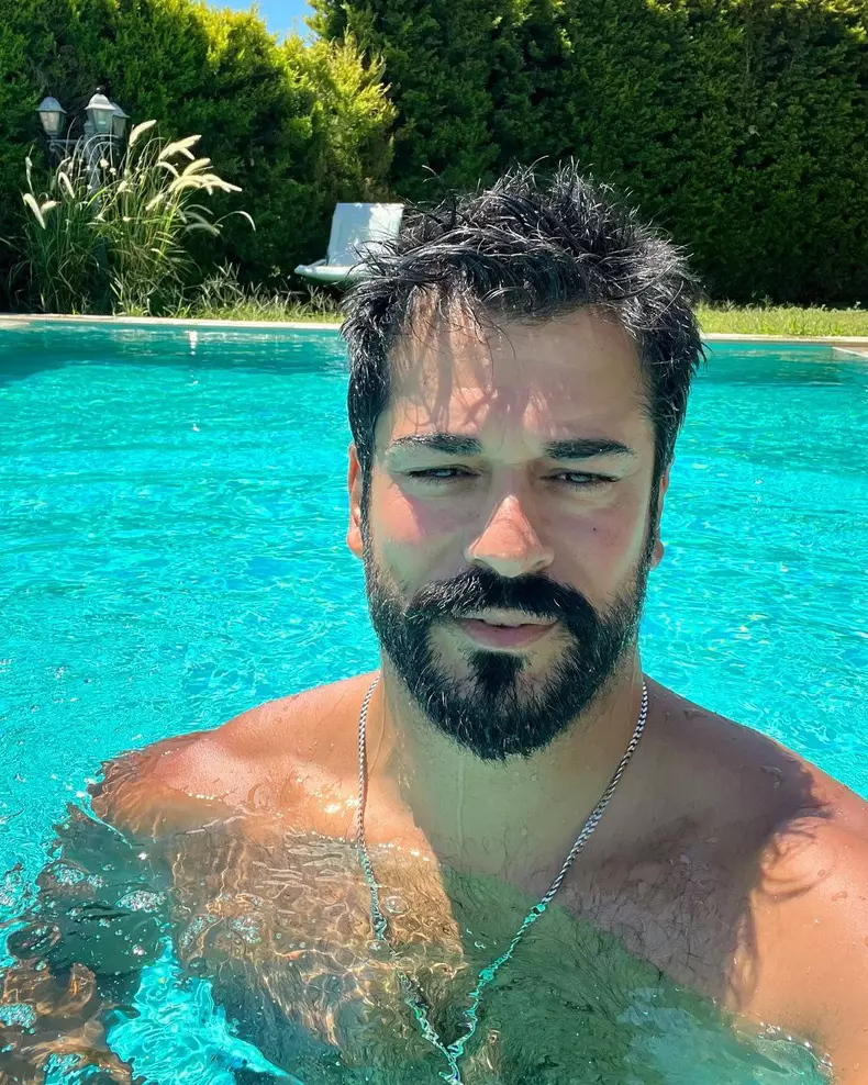 Burak Özçivit a bătut din nou palma cu gigantul Netflix