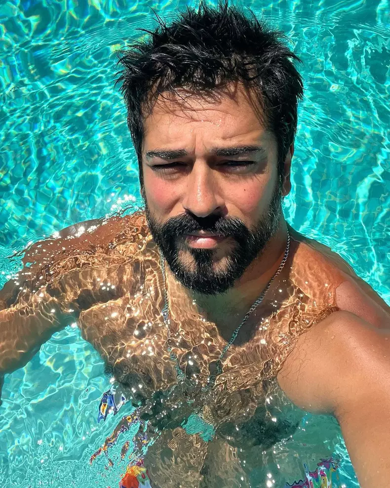 Burak Özçivit a bătut din nou palma cu gigantul Netflix