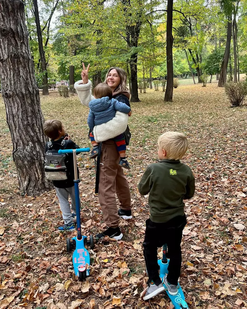 Adela Popescu, despre provocările vieții cu 3 copii  (7)