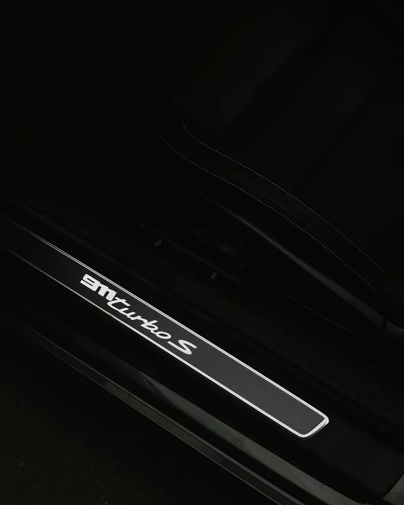 Selly și-a cumpărat mașină de 240.000 de euro. Cum arată bolidul (3)