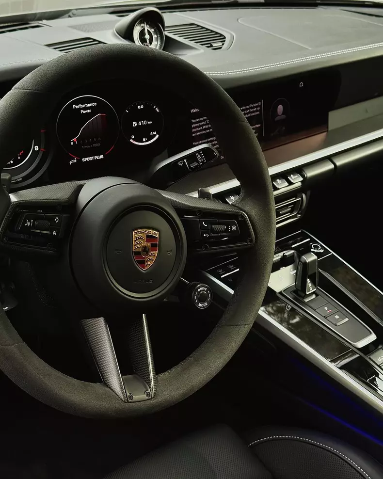 Selly și-a cumpărat mașină de 240.000 de euro. Cum arată bolidul (4)