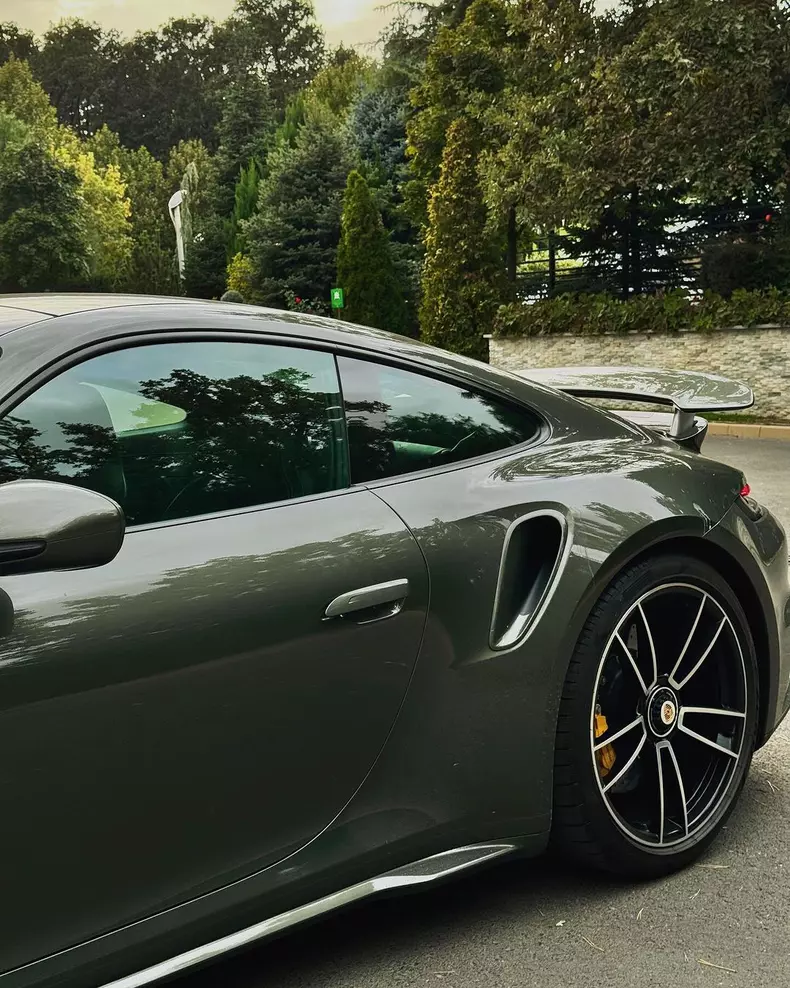 Selly și-a cumpărat mașină de 240.000 de euro. Cum arată bolidul (5)