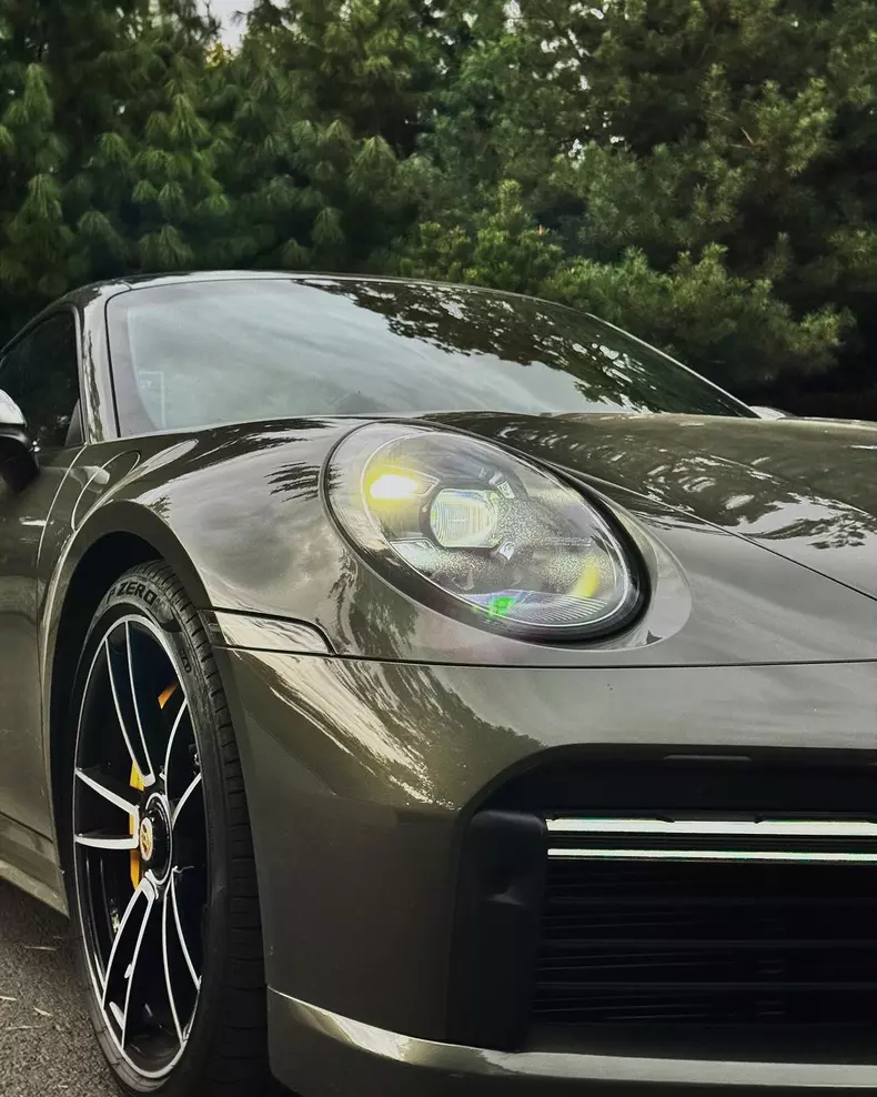 Selly și-a cumpărat mașină de 240.000 de euro. Cum arată bolidul (6)