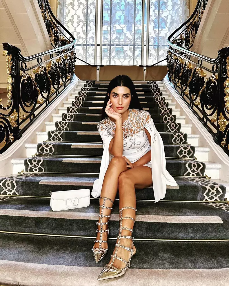 There is always a beautiful story with you @maisonvalentino @pppiccioli @valentino.beauty #pfw #paris #valentino #photography #white Styled by dear @inankirdemir make up by @juanbavaldi#davet #işbirliği