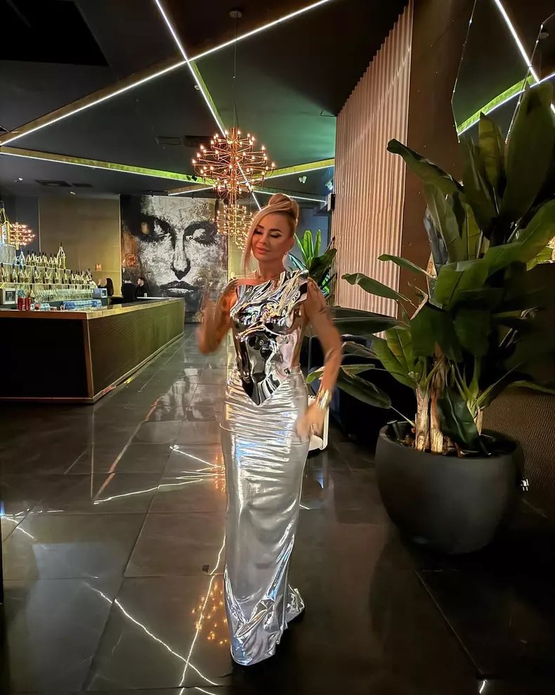 Anamaria Prodan a purtat corsetul din plastic la petrecerea de ziua ei  (2)