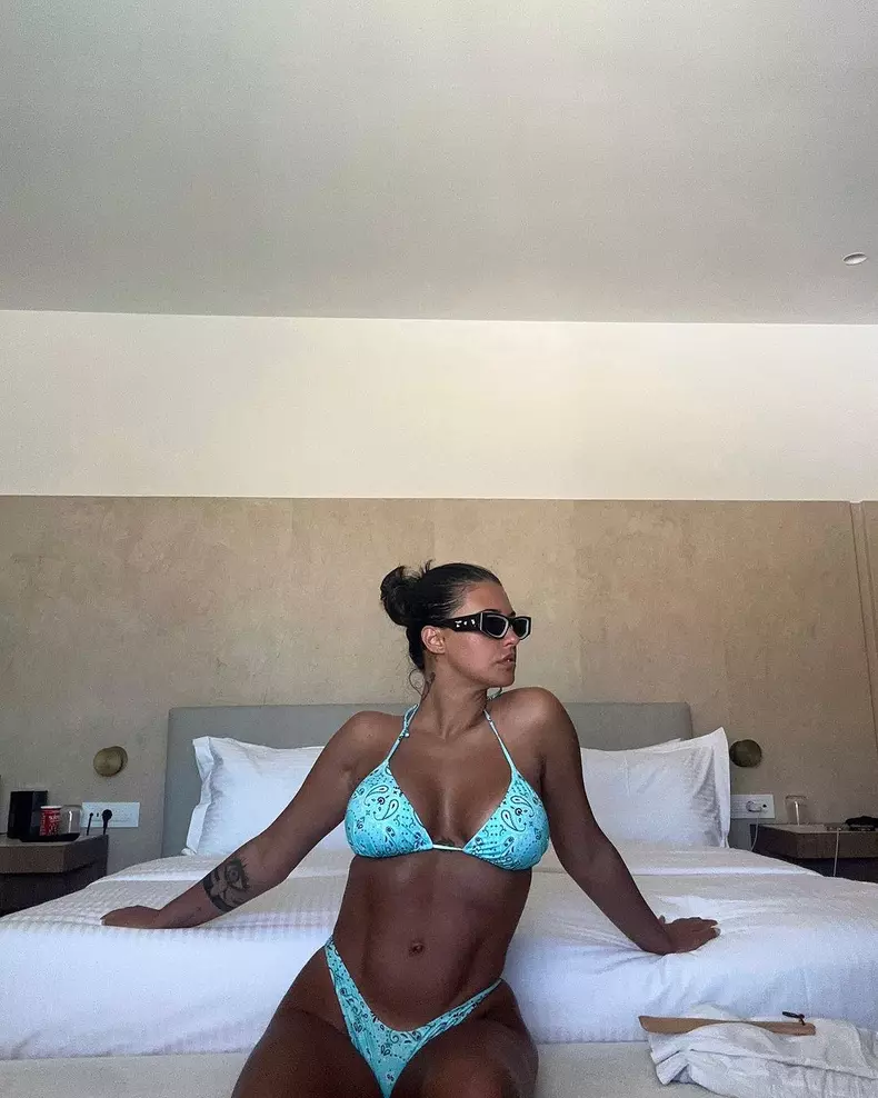 De ce Antonia nu publică imagini cu ea în costum de baie  (1)