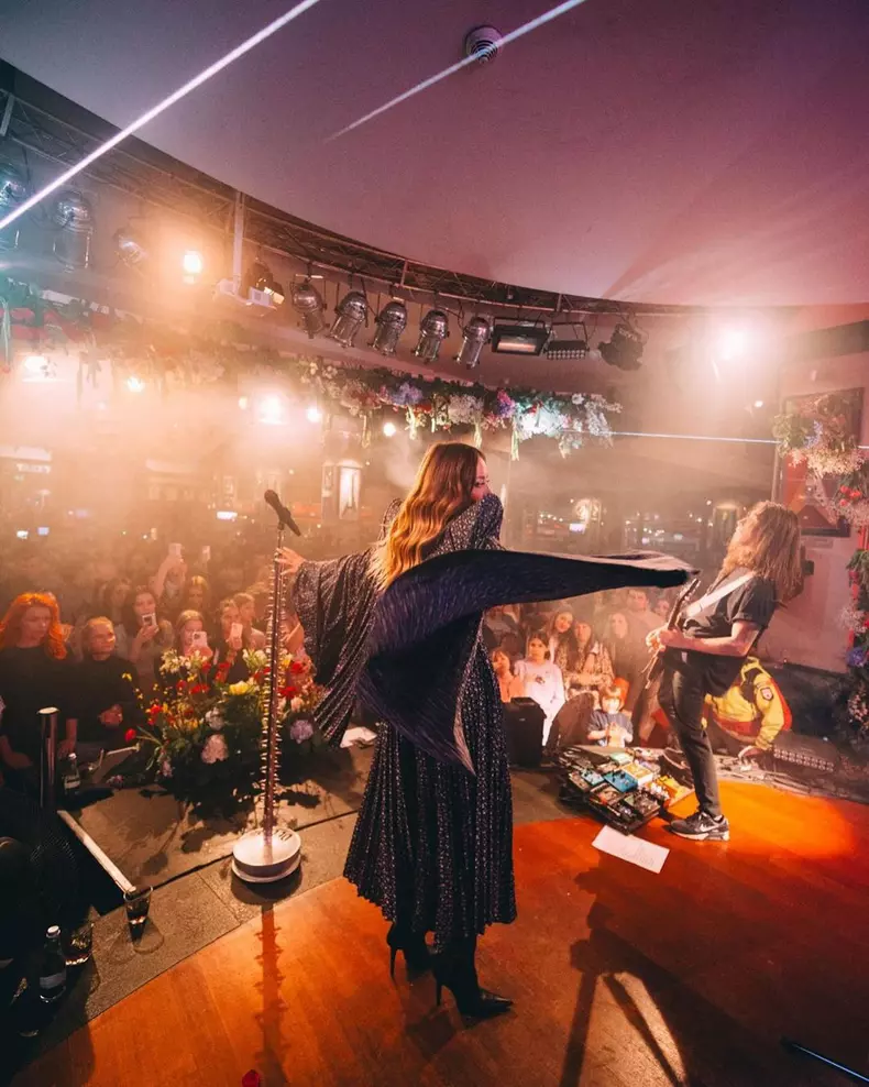 Delia, imbracata in rochie la concertul ei (5)