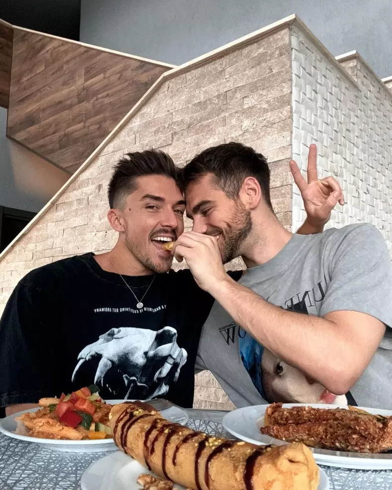 Emil Rengle si iubitul lui s-au logodit  (12)