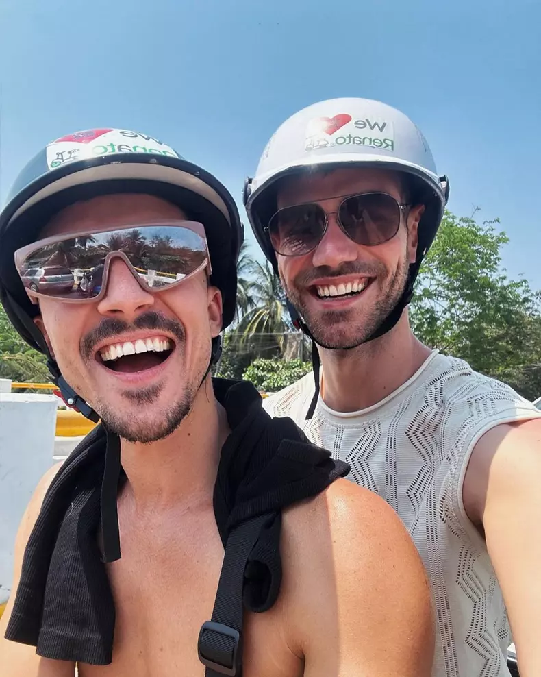 Emil Rengle si iubitul lui s-au logodit  (7)